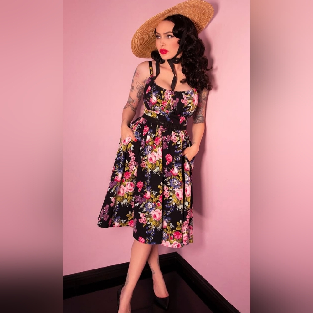 [SOLD] EUC Black Floral Vacation Ingenue Dress Size Medium